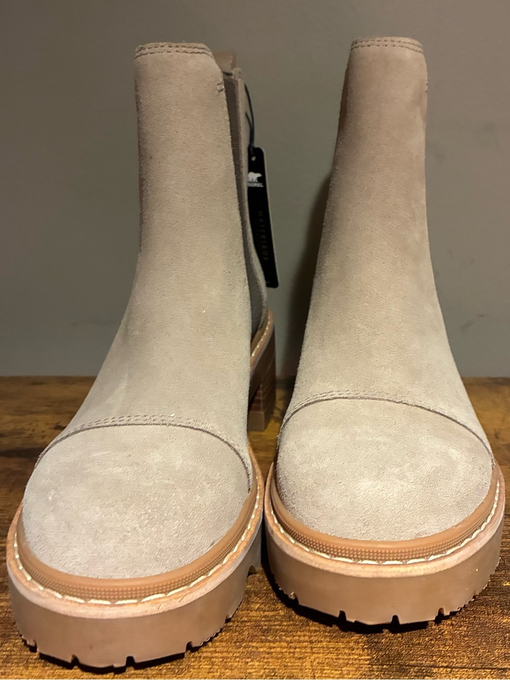 Women’s Sorel Joan Now taupe Suede
Chelsea Boots SZ 9